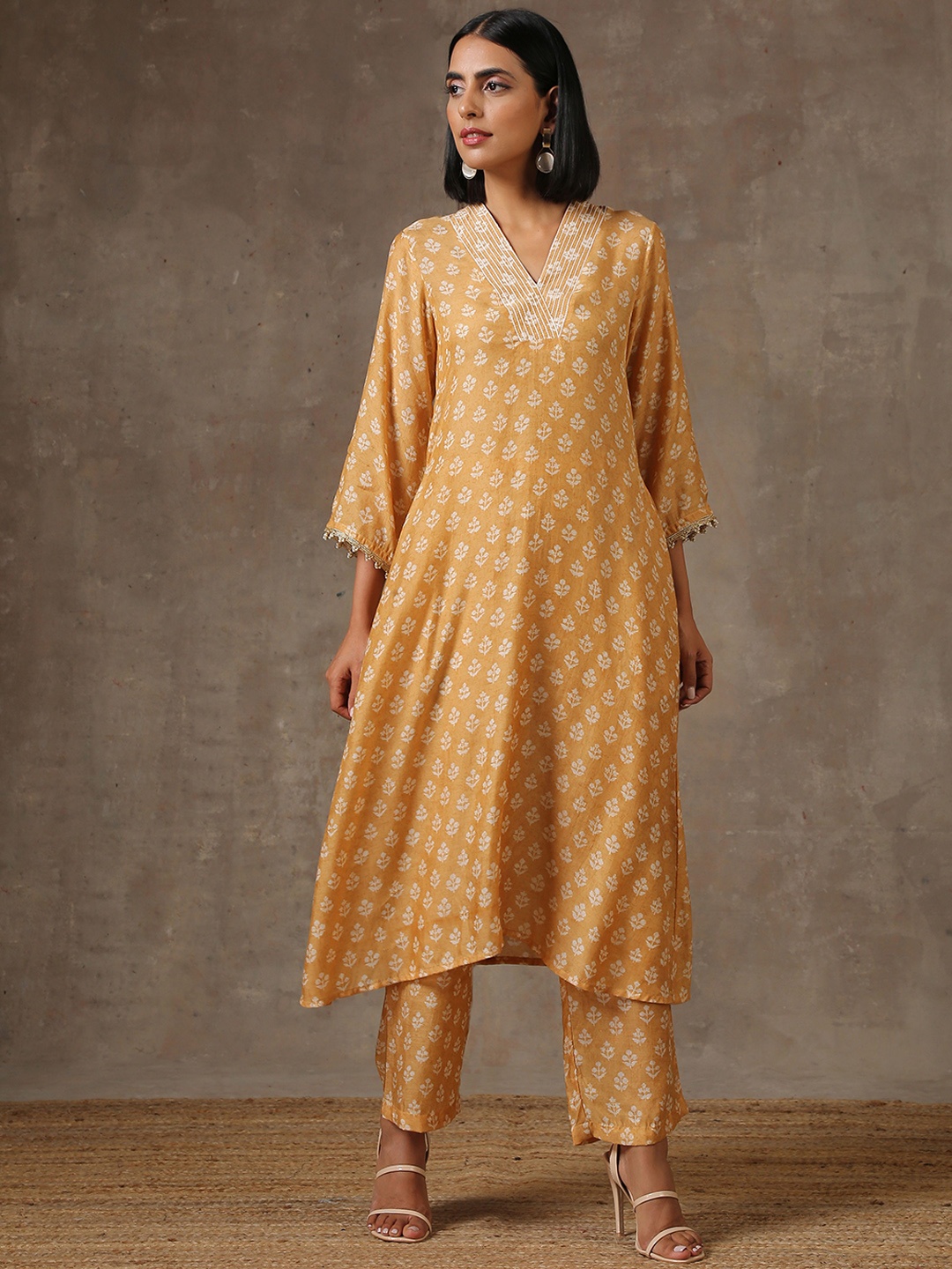 

trueBrowns Women Beige Printed Kurta with Palazzos