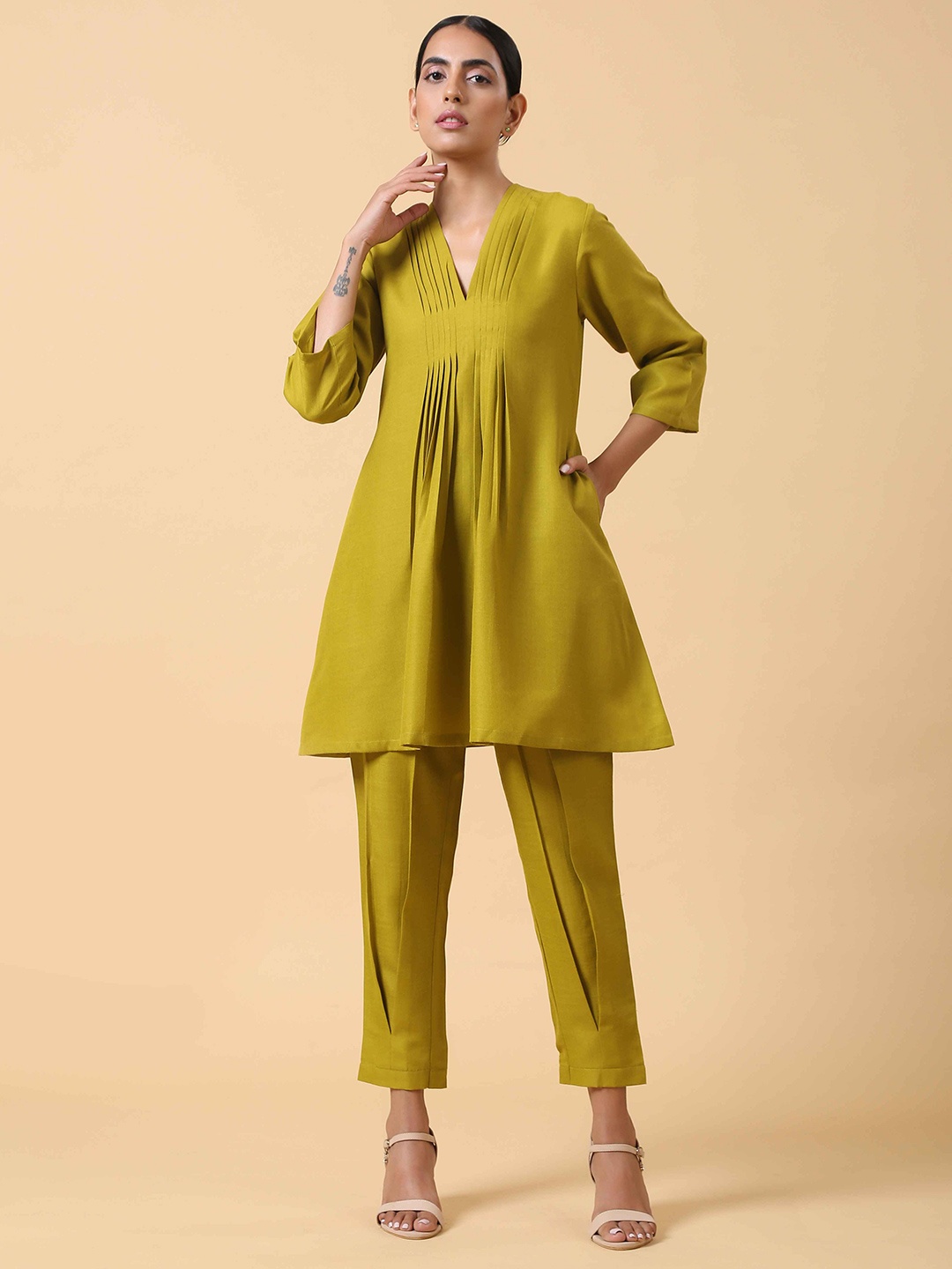 

trueBrowns Women Green Solid Linen Co-Ord
