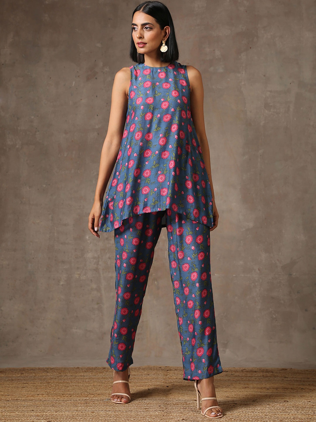 

trueBrowns Women Blue Floral Printed Panelled Pure Silk Top with Trousers