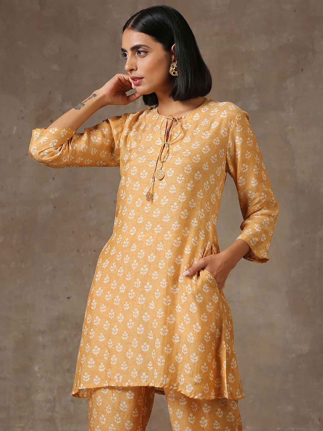 

trueBrowns Women Beige Floral Printed Kurta with Trousers