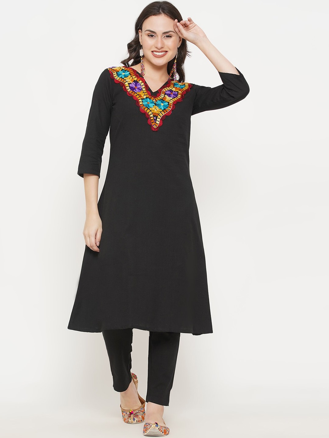 

FABNEST Women Black Floral Embroidered Kurta