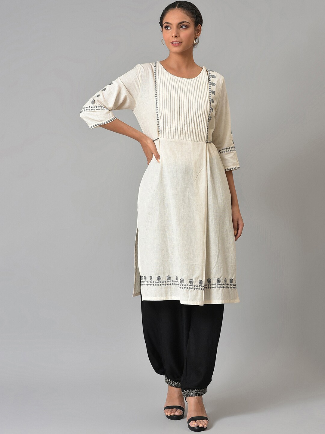 

W Women White Floral Printed Kurta with Trousers
