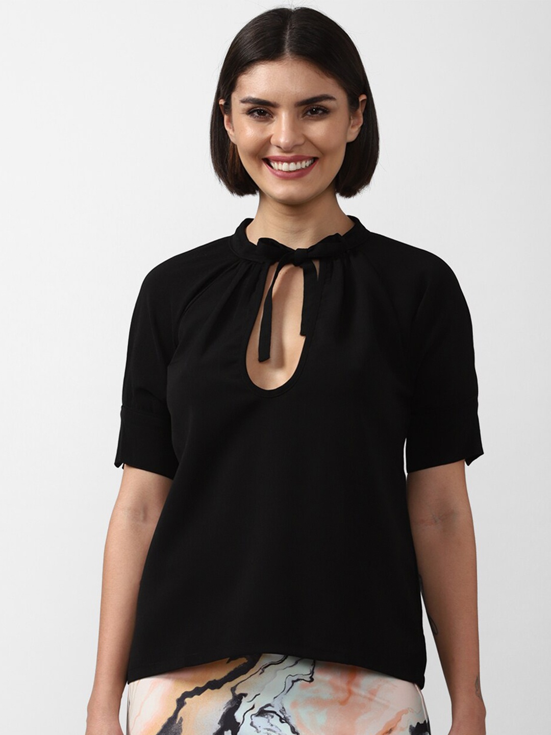 

FOREVER 21 Black Solid Tie-Up Neck Top
