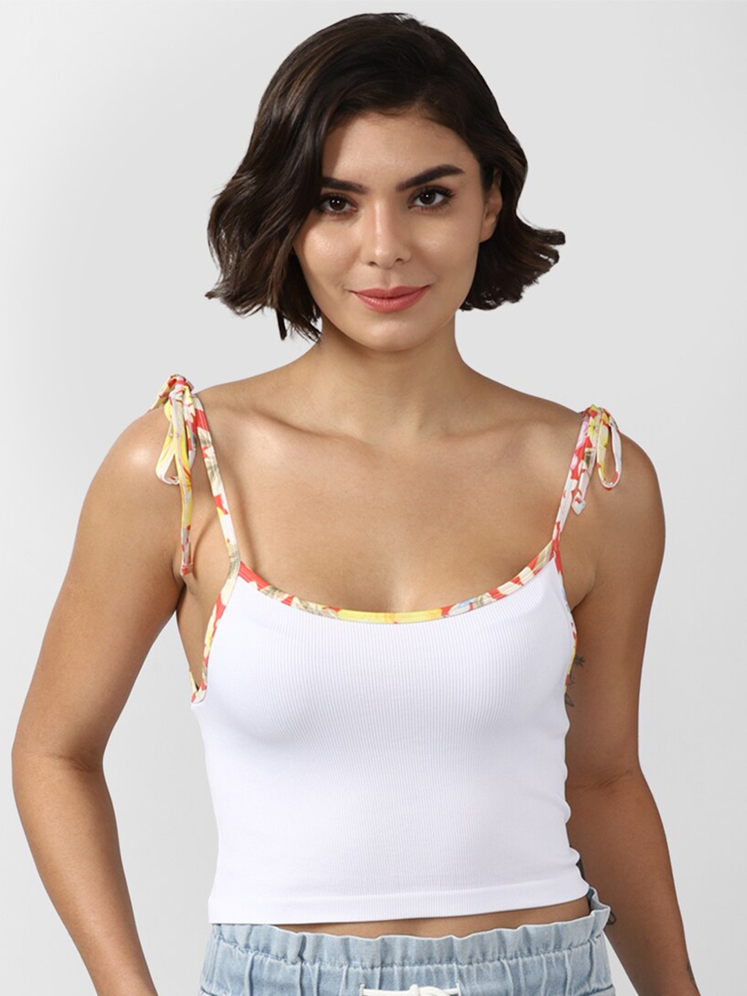 

FOREVER 21 White Solid Shoulder Straps Crop Top