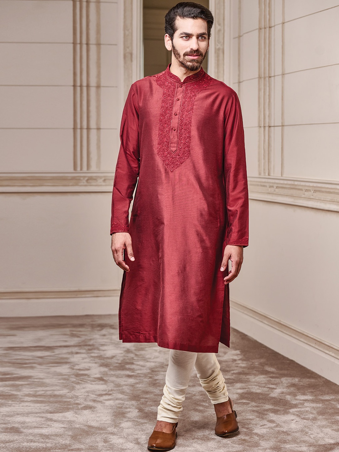 

Tasva Men Embroidered Thread Work Viscose Rayon Silk Kurta, Maroon