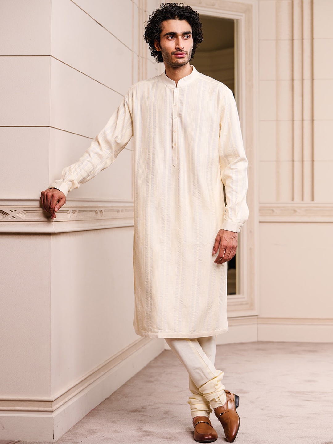 

Tasva Men Off White Textured Kurta with Churidar