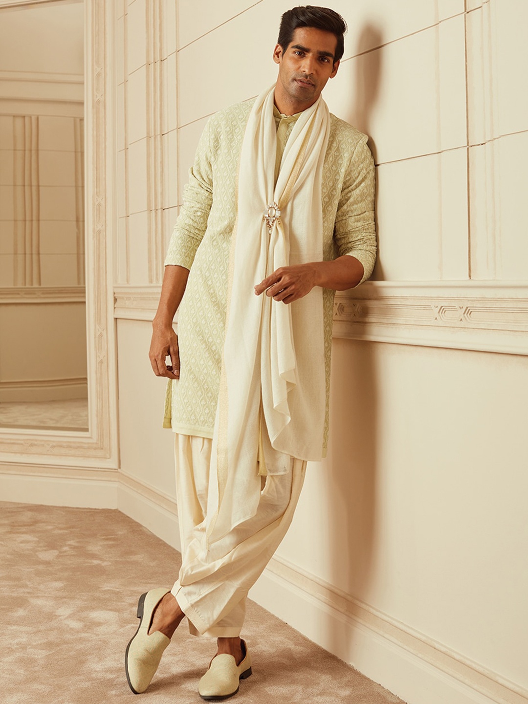 

Tasva Men All Over Schiffili Kurta Set, Green