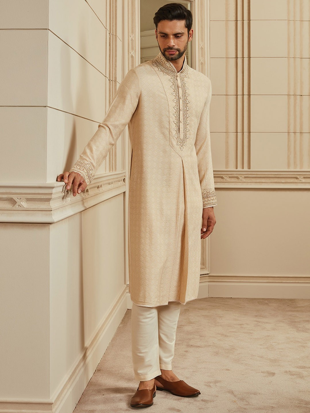 

Tasva Men Jacquard Embroidered Kurta Set, Cream