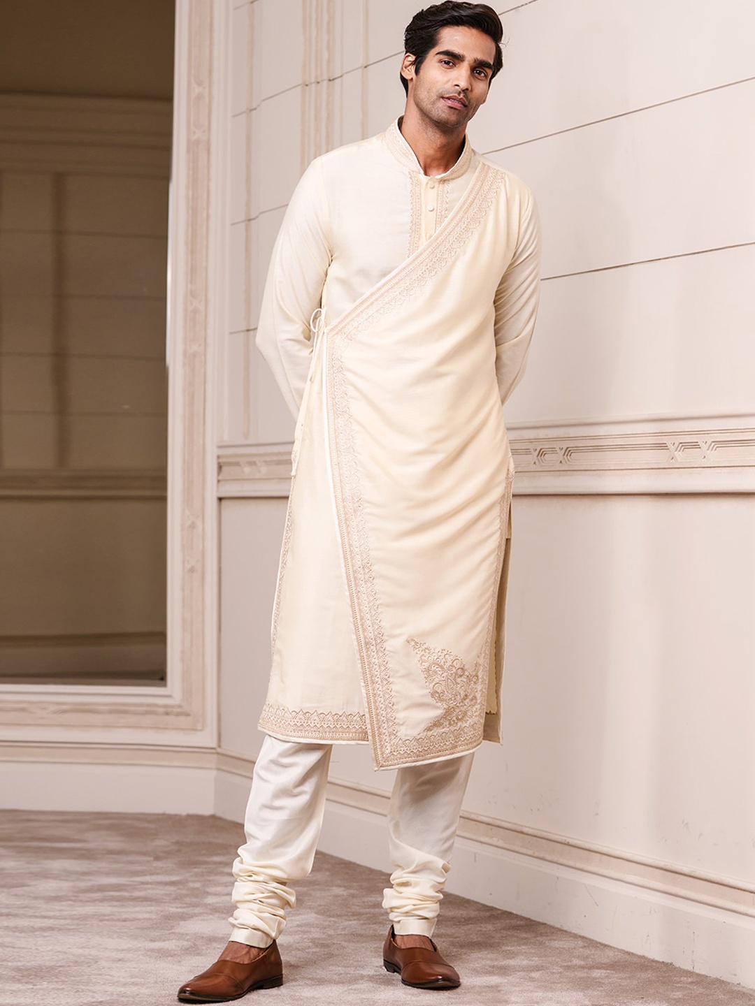 

Tasva Men Off White Embroidered Angrakha Thread Work Kurta with Churidar