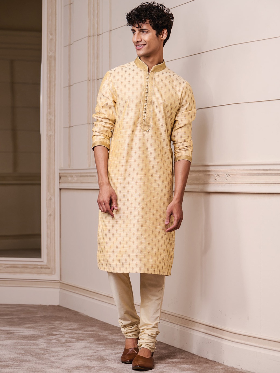 

Tasva Men Jacquard With Zari & Thread Top Stitch Detailing Kurta Set, Gold