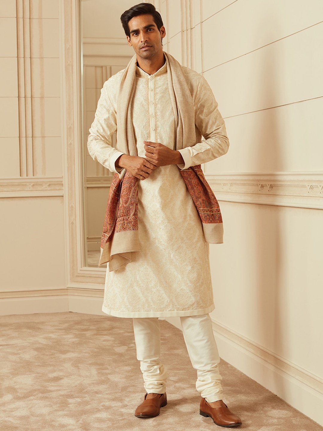 

Tasva Men Off White Ethnic Motifs Embroidered Thread Work Kurta with Churidar