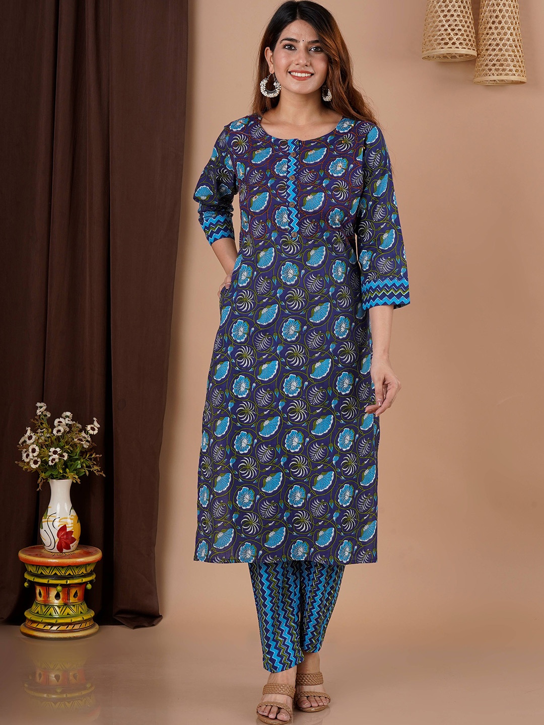 

PNEHA Women Blue Floral Printed Pure Cotton Kurta with Trousers