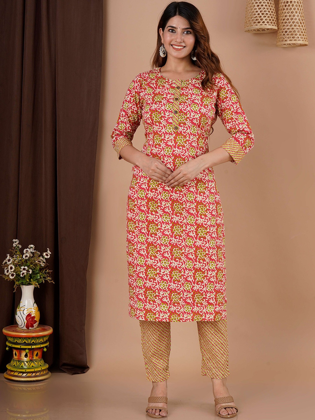 

PNEHA Women Mustard Yellow Floral Printed Pure Cotton Kurta with Trousers
