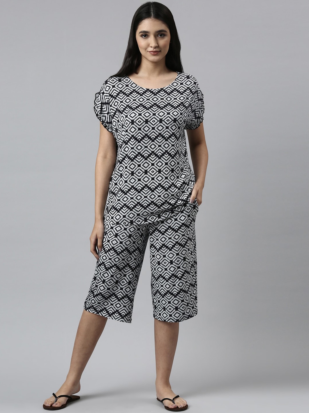 

Enamor Women Black & Off White Printed Night suit