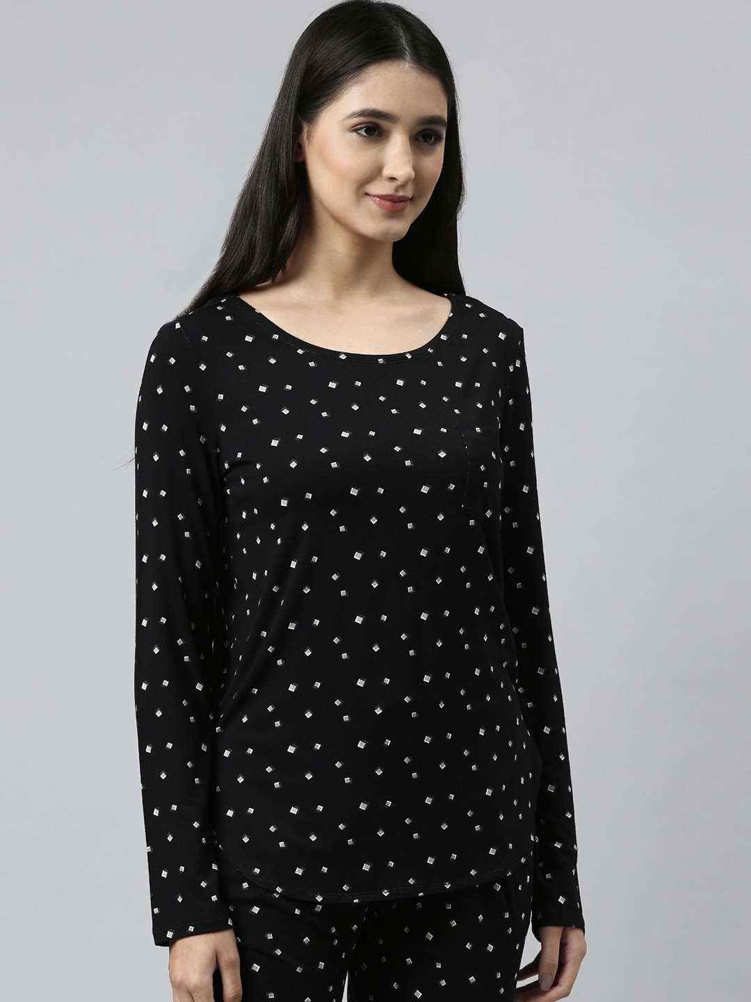 

Enamor Women Black & Off White Printed Night suit