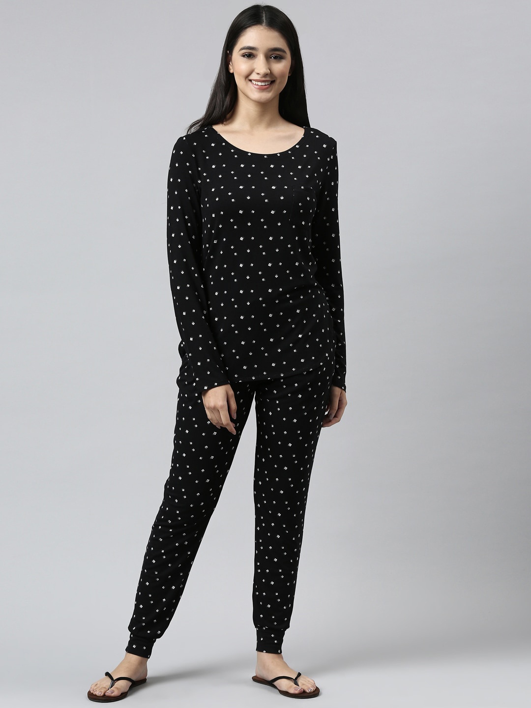 

Enamor Women Black & White Printed Night suit