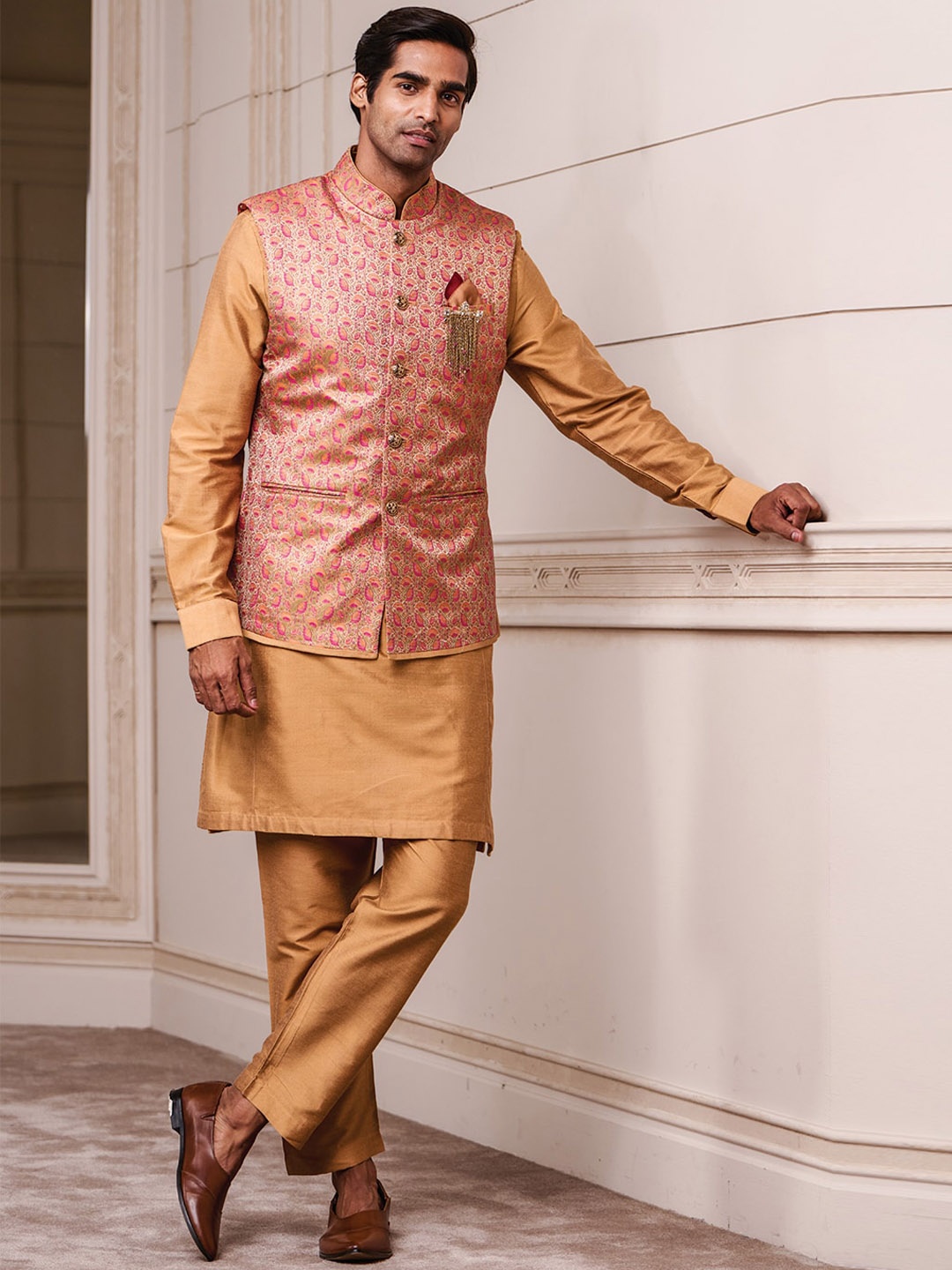 

Tasva Men Beige Kurta With Churidar & Jacquard Bundi Jacket