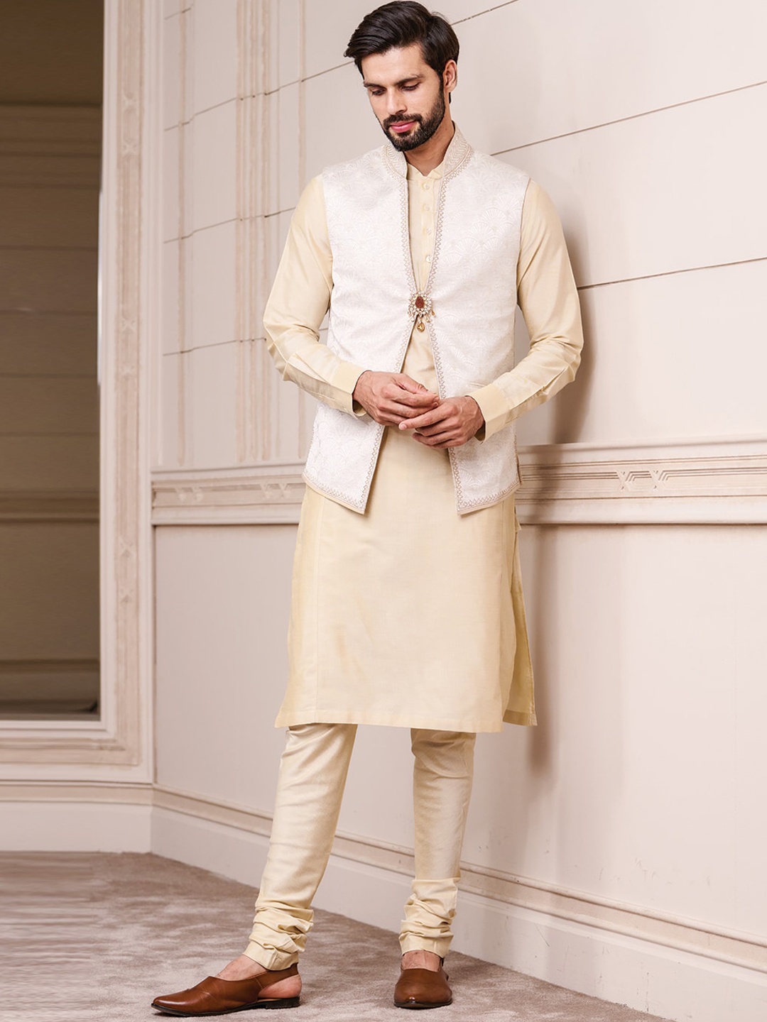 

Tasva Men Off White Jacquard Stylised Bundi With Badla & Resham Aari Embroidered Kurta set
