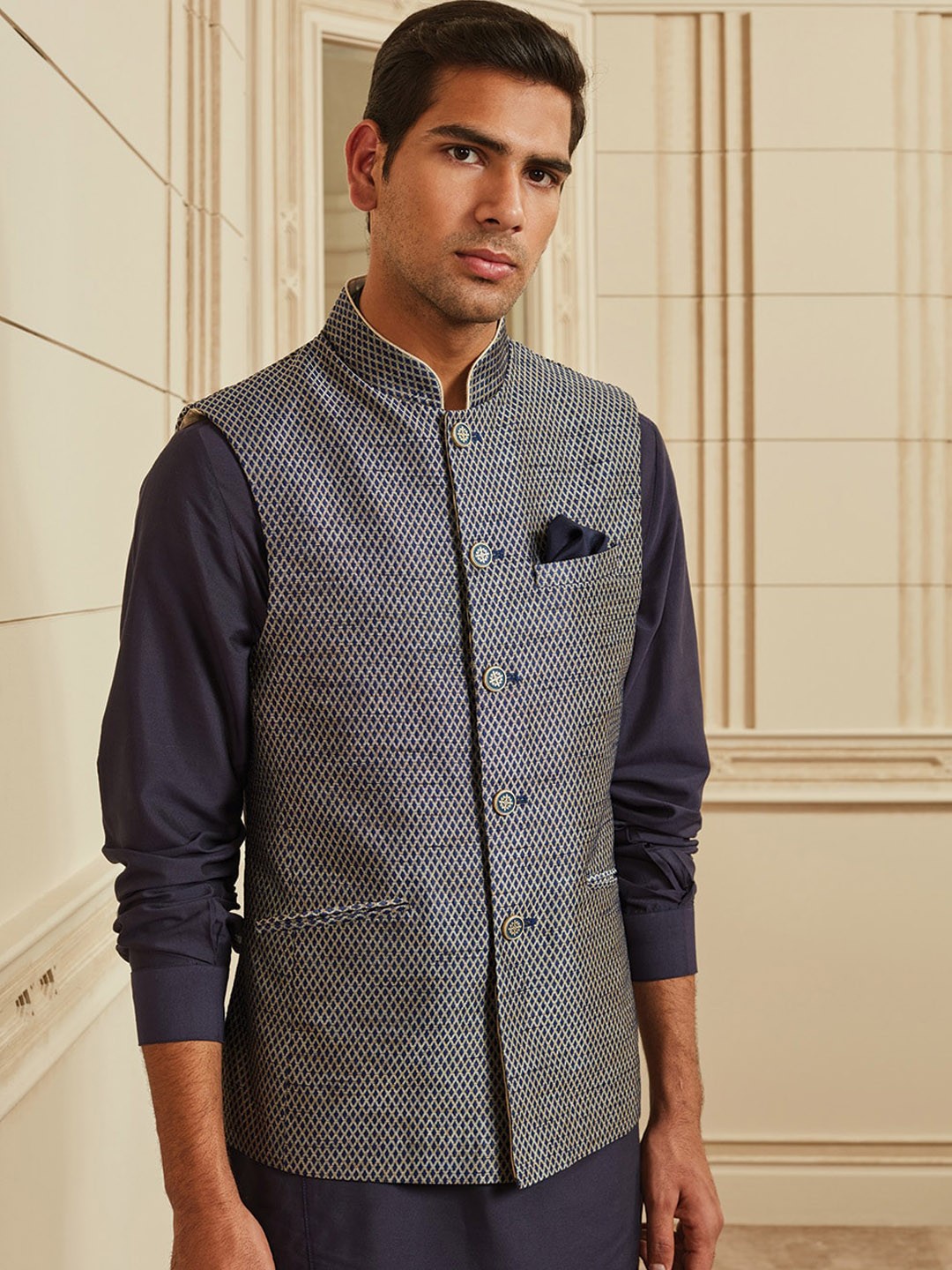

Tasva Men Cross Stich Pattern Brocade Kurta Bundi Set, Navy blue