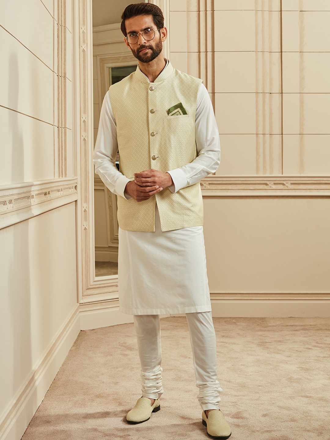 

Tasva Men Thread Top Stitched Collar & Buttons Jacquard Kurta Set, White