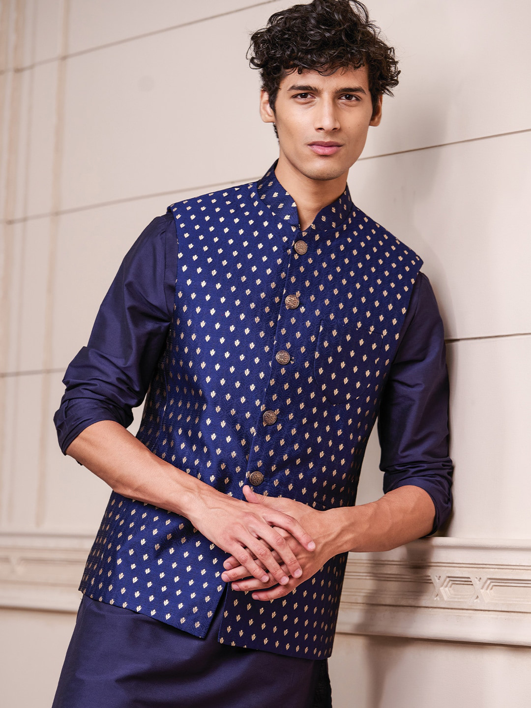 

Tasva Men Brocade Kurta Bundi Set, Navy blue