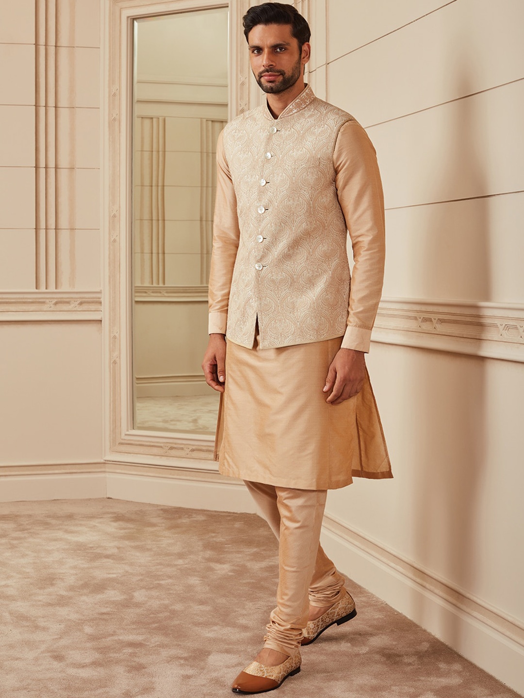 

Tasva Men All Over Thread Embroiderd Kurta Bundi Set, Beige