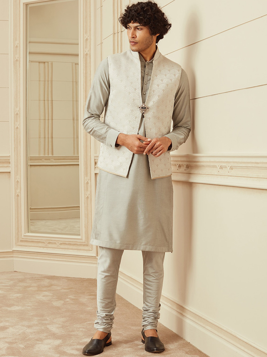 

Tasva Men Silver-Coloured Aari Embroidered Jacquard Kurta with Churidar & Nehru Jacket
