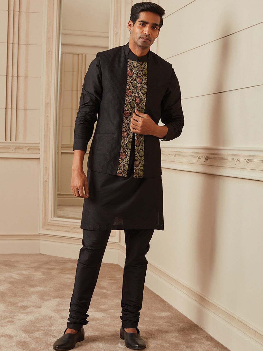 

Tasva Men Contrast Placket Kurta Bundi Set, Black