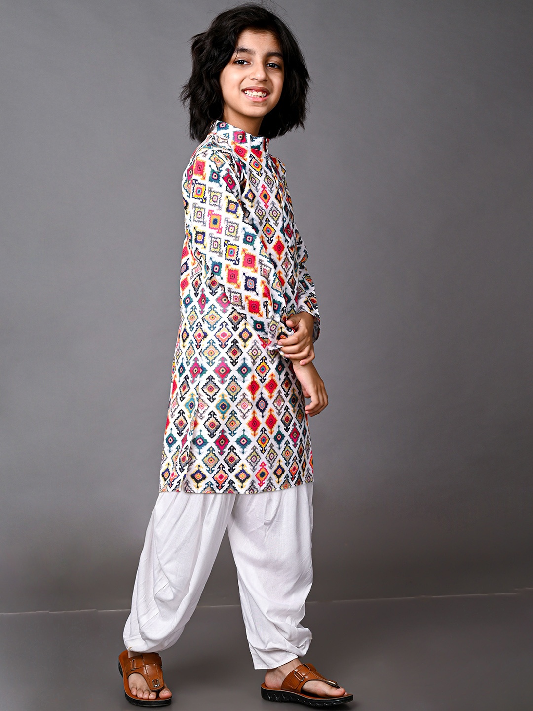 

VESHAM Boys White Printed Kurta Set with Patiala