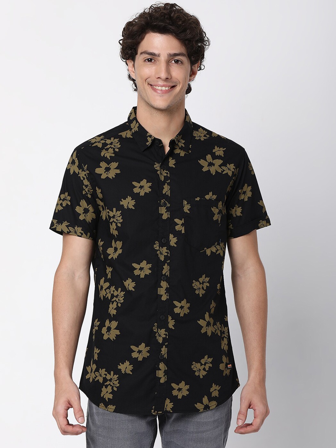 

SPYKAR Men Black Classic Slim Fit Floral Printed Casual Shirt