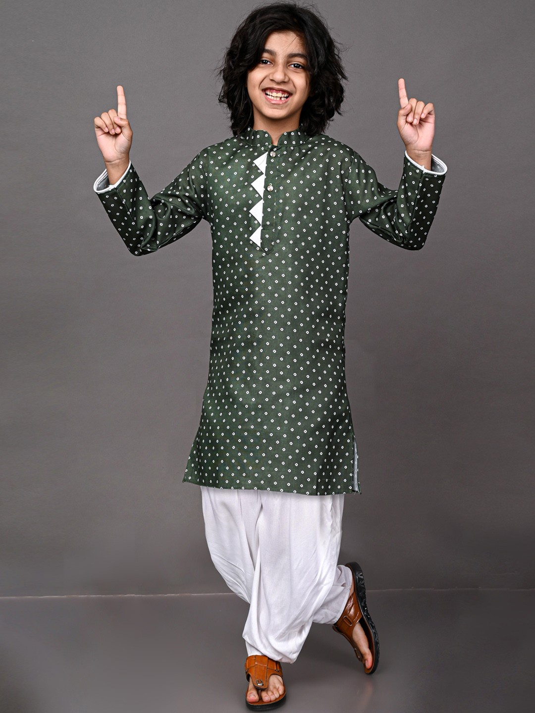 

VESHAM Boys Green Bandhani Printed Kurta with Patiala