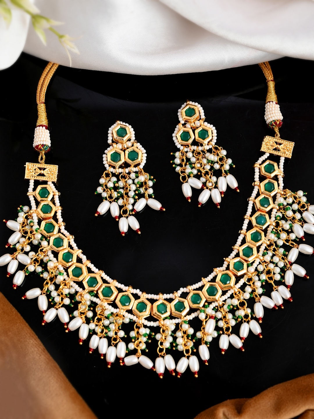 

DASTOOR Gold-Plated Green Kundan-Studded Jewellery Set