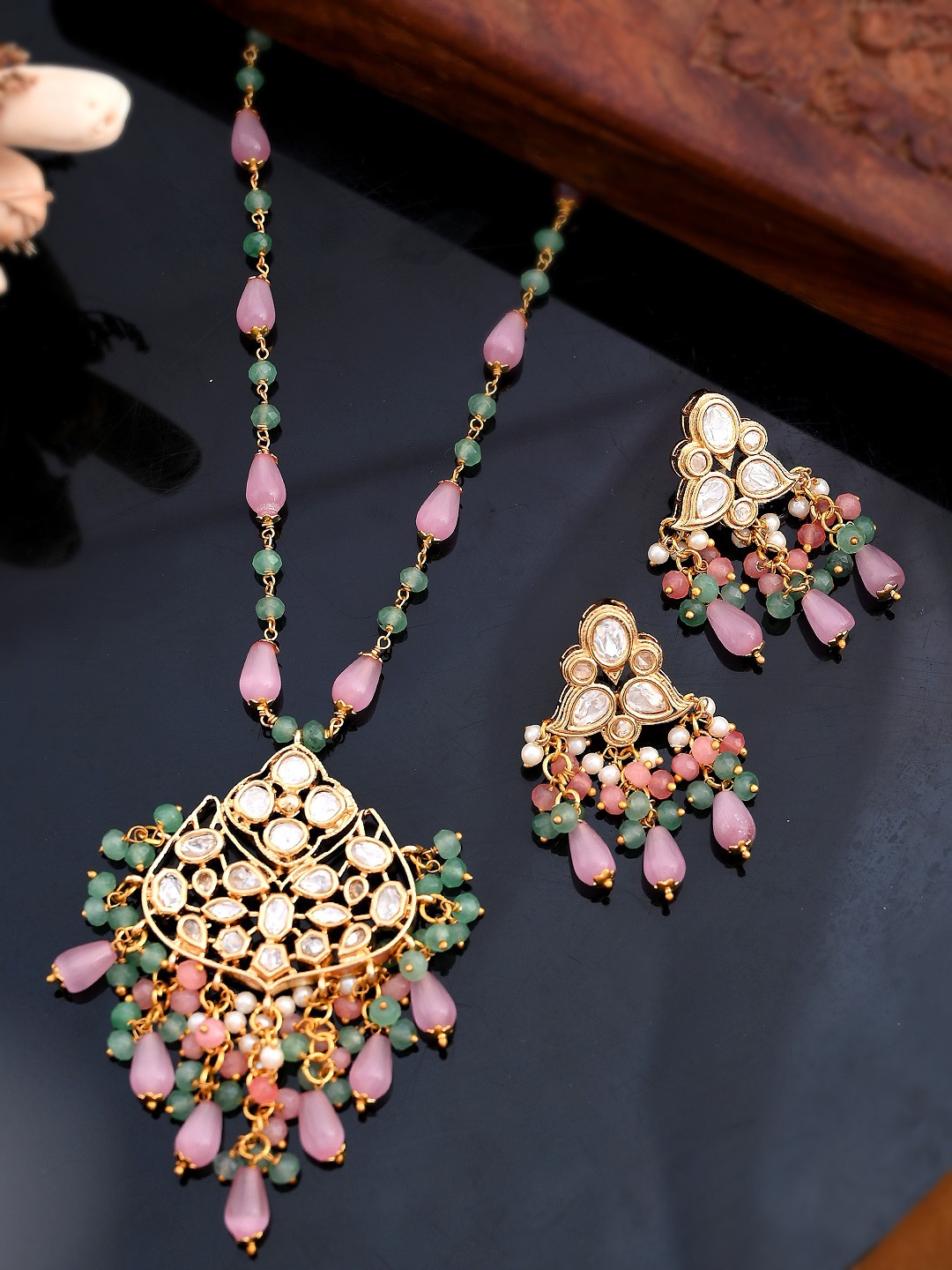 

DASTOOR Gold-Plated Pink & Green Kundan Studded & Beaded Jewellery Set