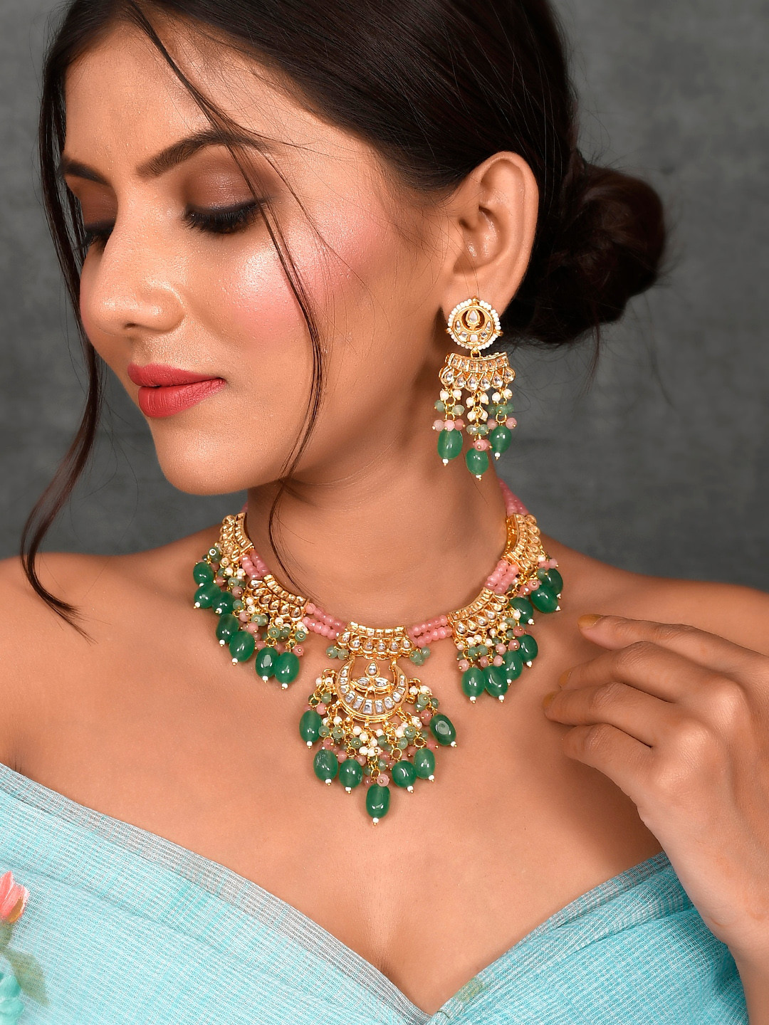 

DASTOOR Gold-Plated Pink & Green Kundan-Studded & Pearl Beaded Jewellery Set