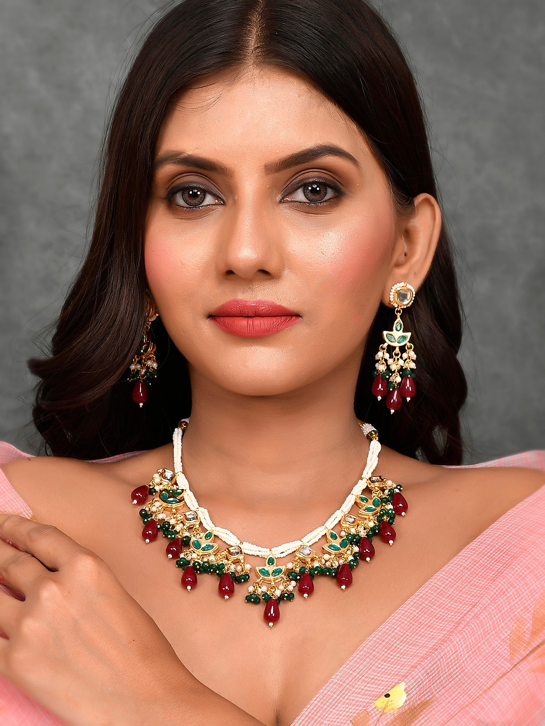 

DASTOOR Gold-Plated White & Red Kundan-Studded & Pearl Beaded Jewellery Set