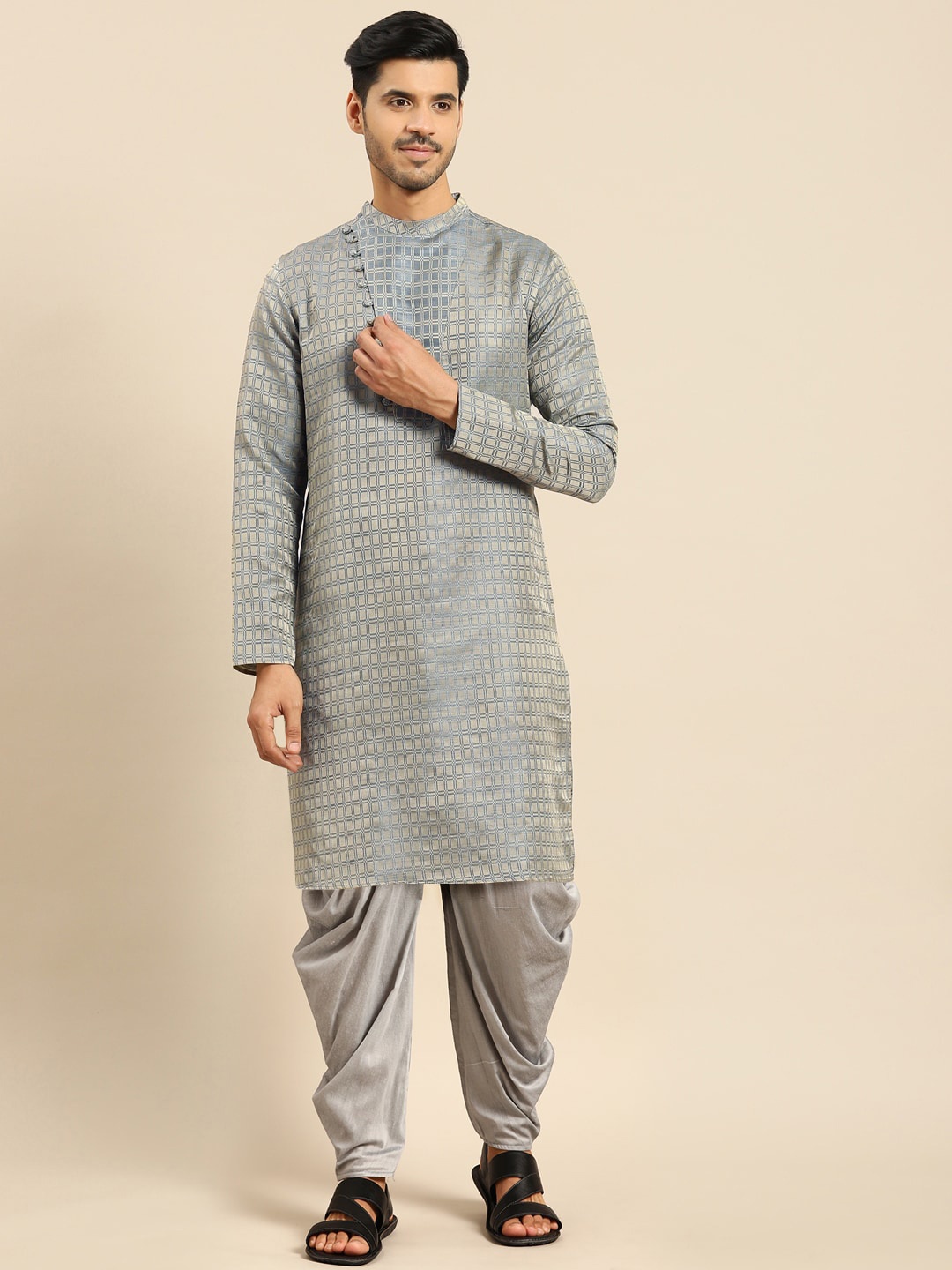 

Amodh by Kisah Men Grey Printed Angrakha Kurta with Dhoti Pant