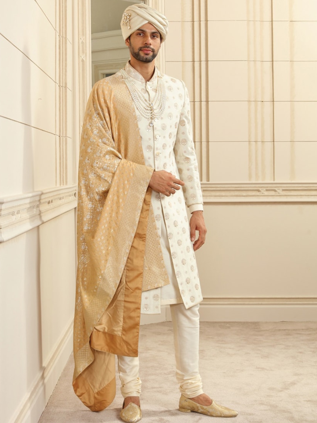 

Tasva Men Off White & Gold-Toned Dori Work Embroidered Sherwani Set