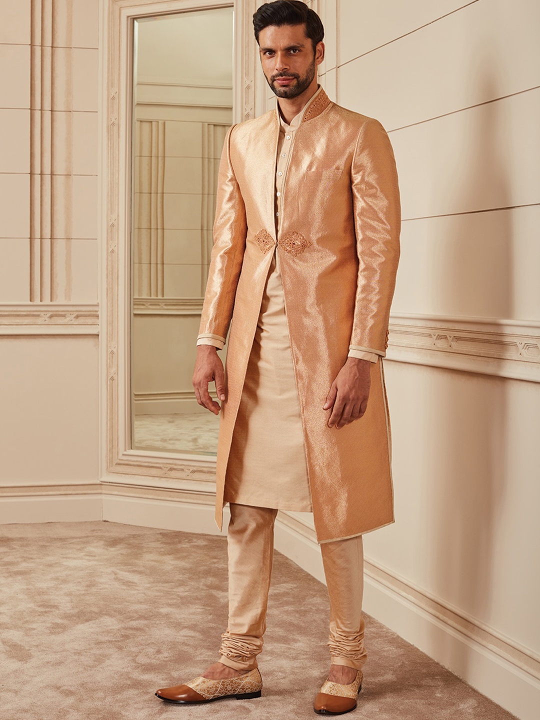 

Tasva Men Golden & Beige Self-Design Brocade Sherwani Set, Gold