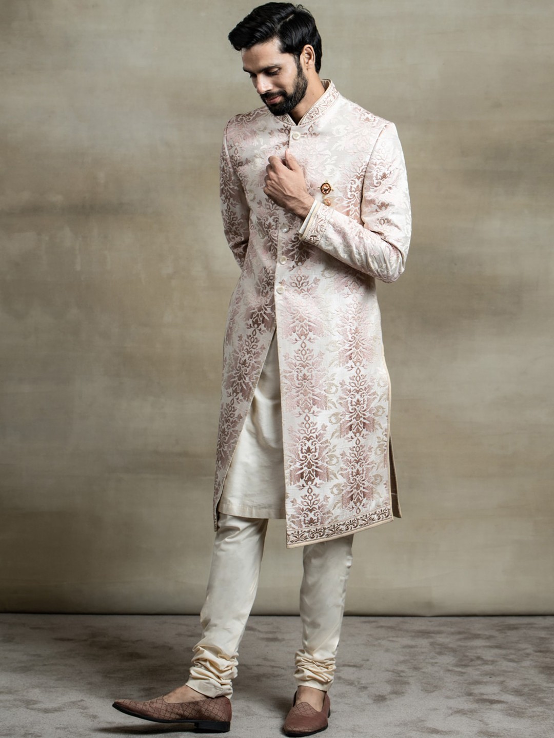 

Tasva Men Pink Raw Silk Ombre Pattern Embroidered Sherwani Set