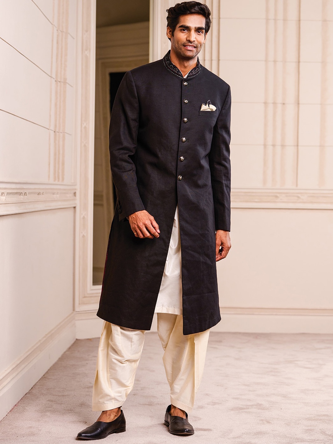 

Tasva Men Solid Linen Sherwani, Black