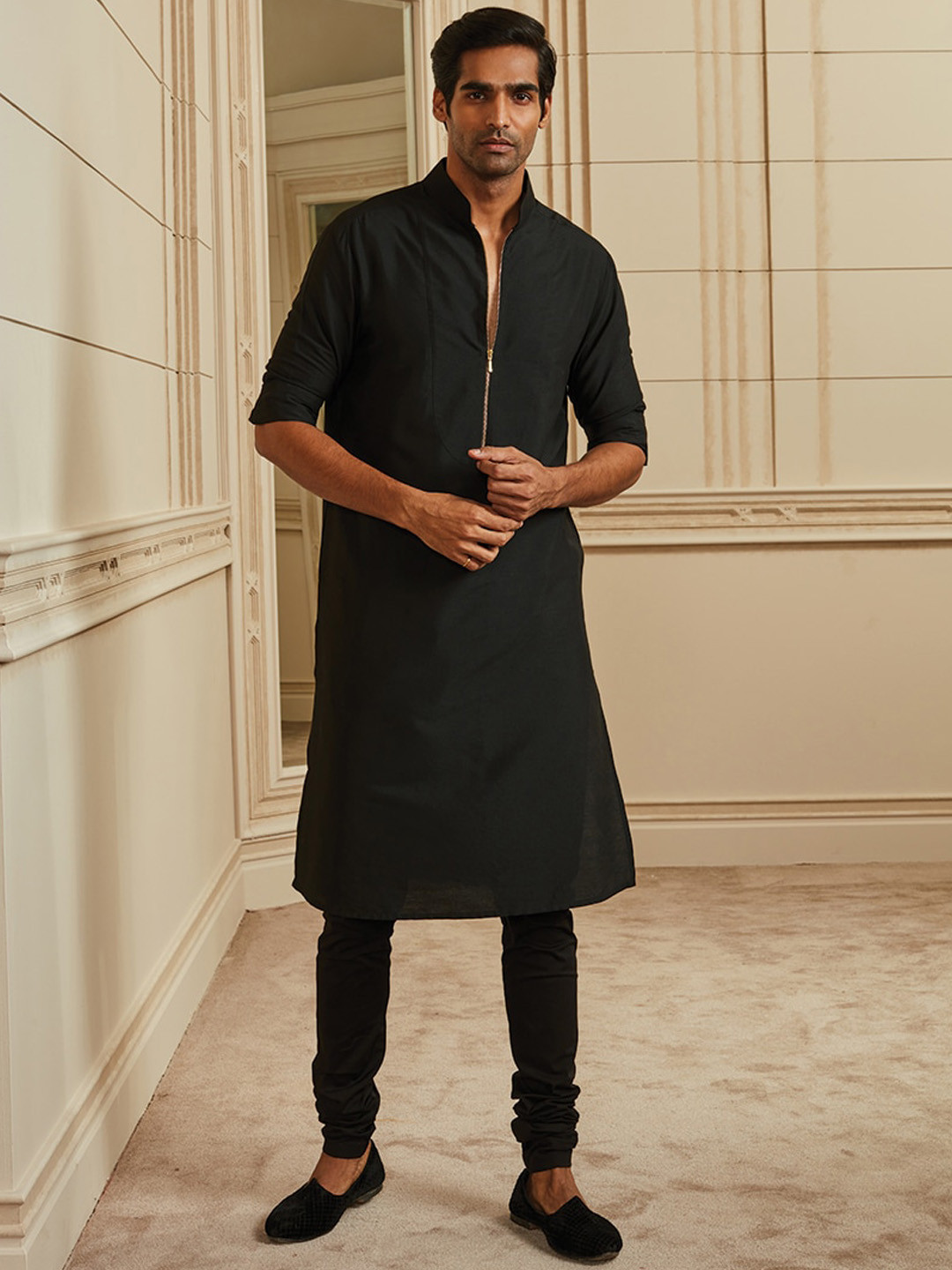 

Tasva Men Black Solid Straight Kurta