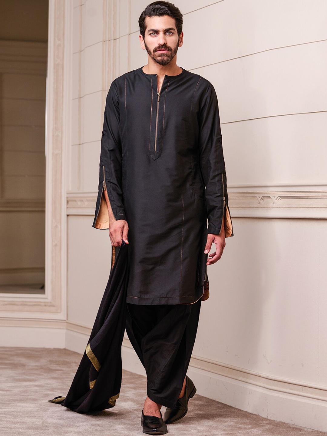 

Tasva Men Black Solid Jaali Work Straight Kurta