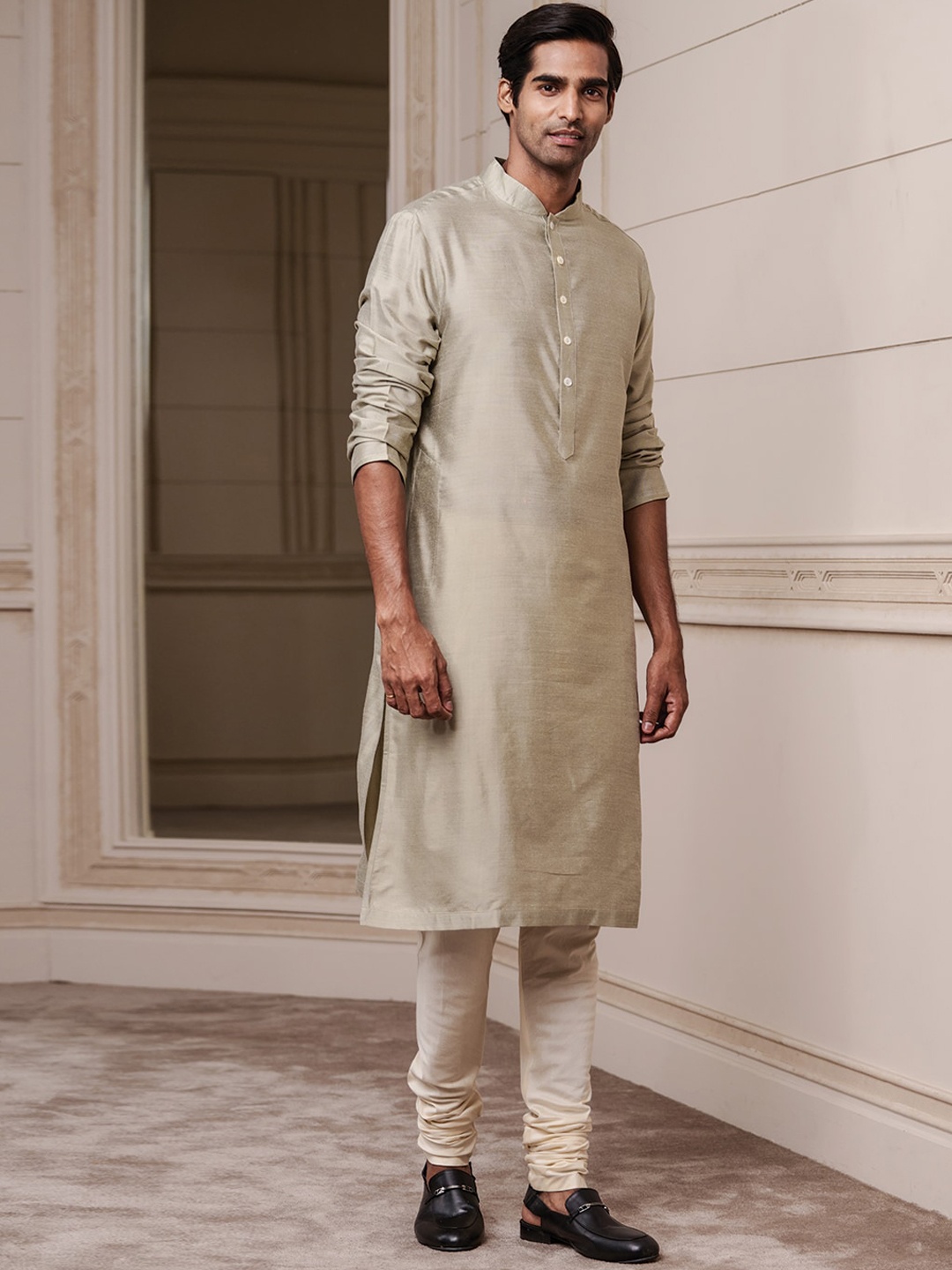 

Tasva Men Grey Solid Kurta With Zero Point Collar