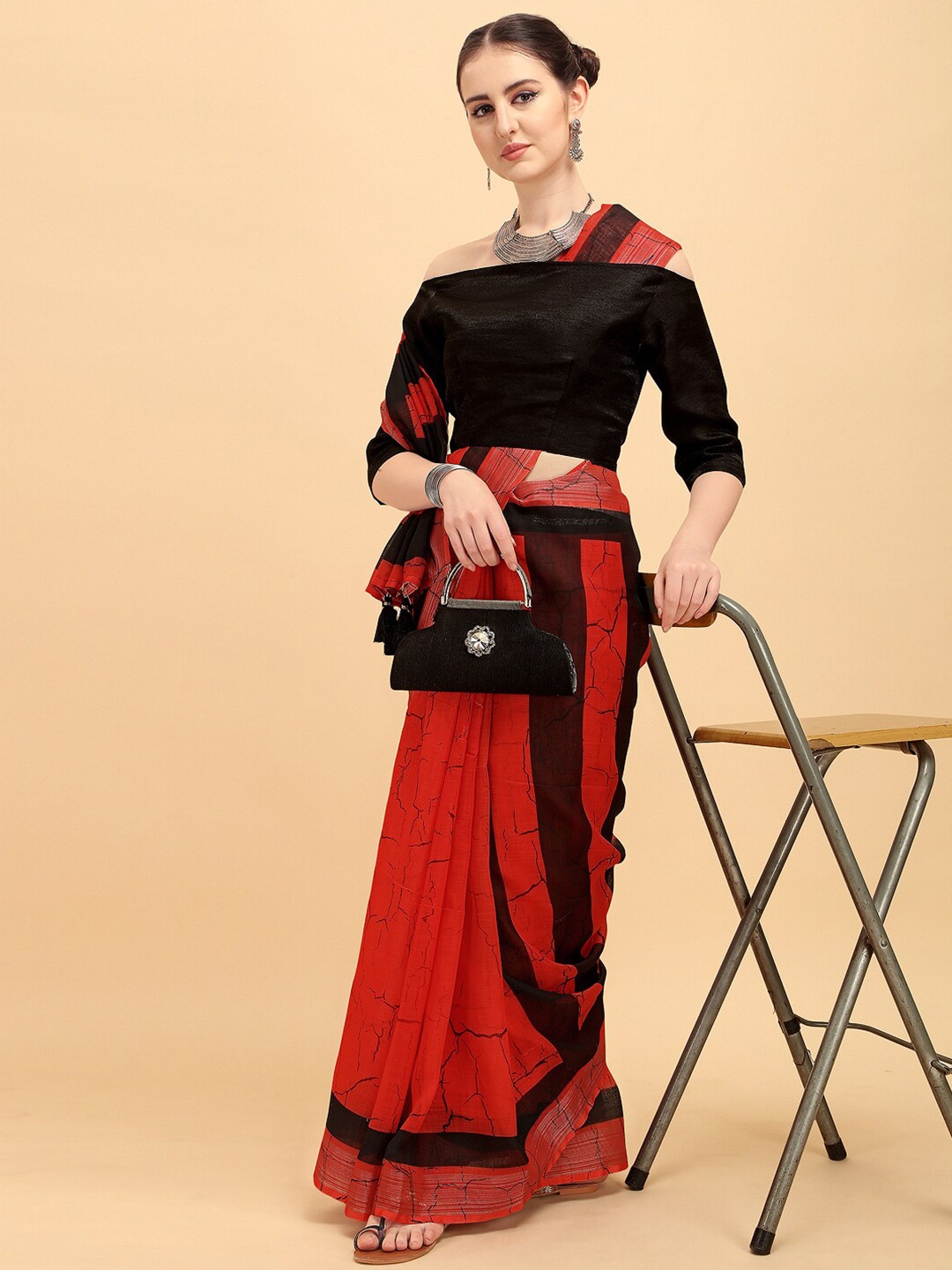 

Sangria Red & Black Colourblocked Pure Linen Saree