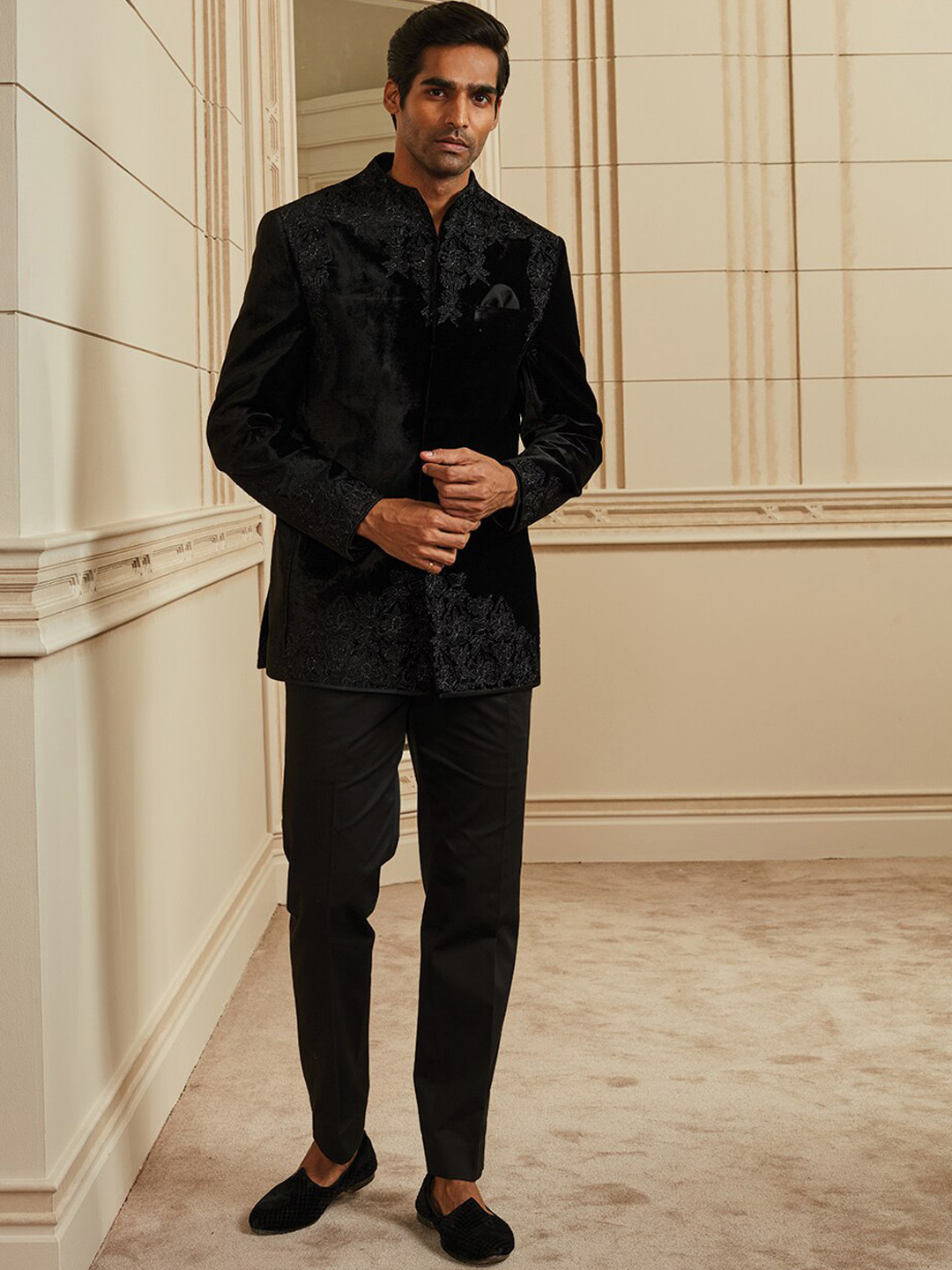 

Tasva Men Black Floral Zari Design Single-Breasted Velvet Two-Piece Baandhgala Party Suit