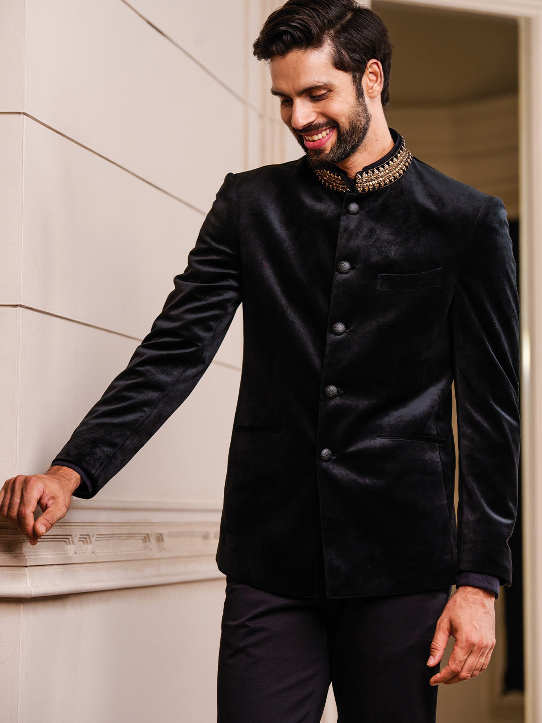 

Tasva Men Black Solid Velvet Bandgala With Zardozi Embroidered Collar 2-Piece Suits