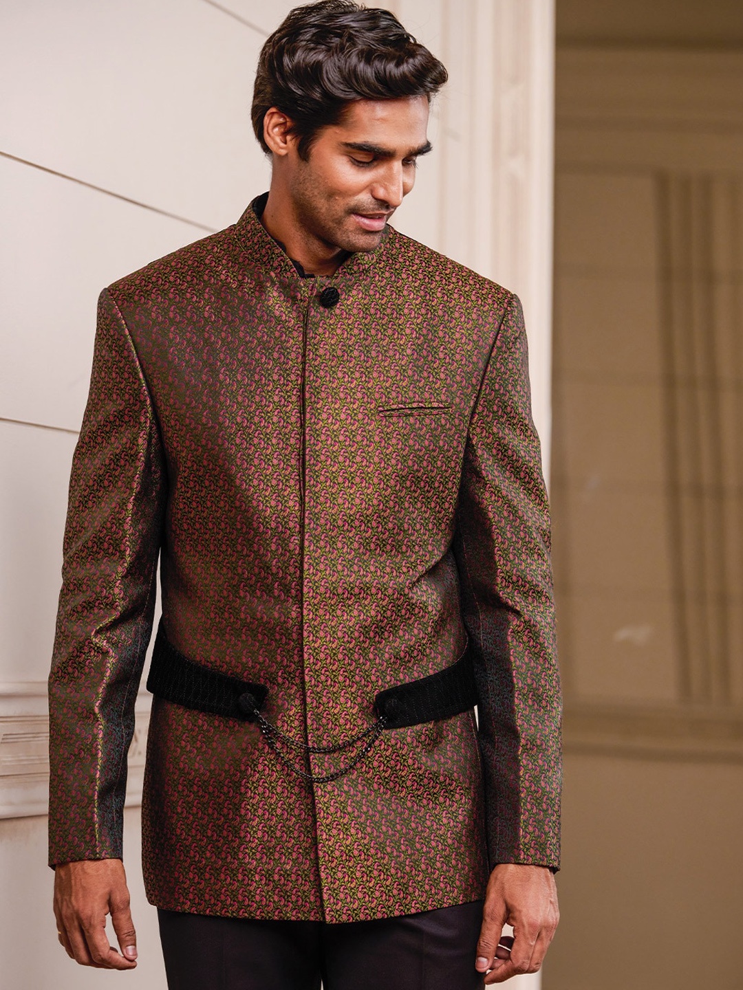 

Tasva Men Black Self Design Kota Brocade Bandhgala Set With Velvet Faux Waist Coat