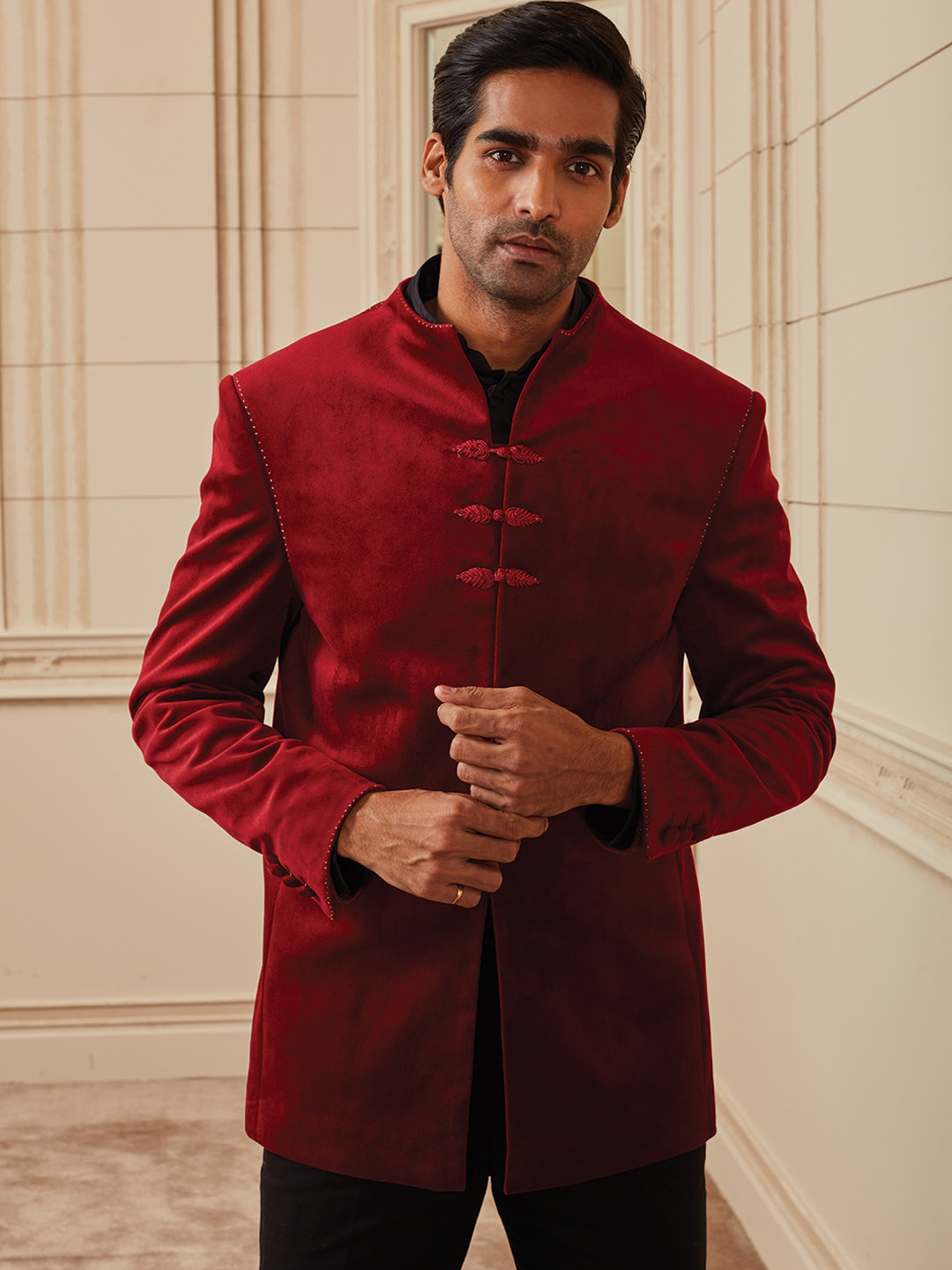 

Tasva Men Single-Breasted Bandhgala Velvet With Frogging Buttons &Contrast Kanth Suit, Maroon