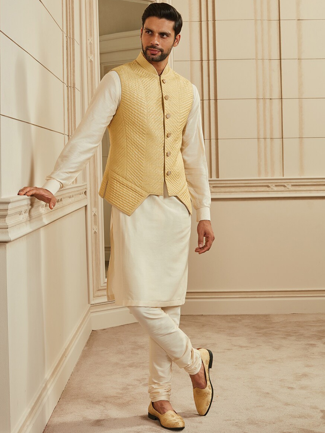 

Tasva Men Golden Woven-Design Quilted Asymmetrical Bundi Nehru Jacket, Gold
