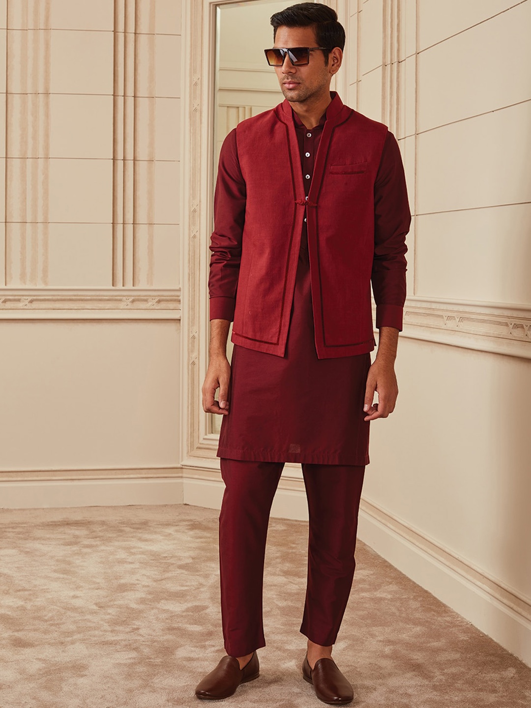 

Tasva Men Maroon Solid Pure Cotton Bundi Jacket With Velvet Trims